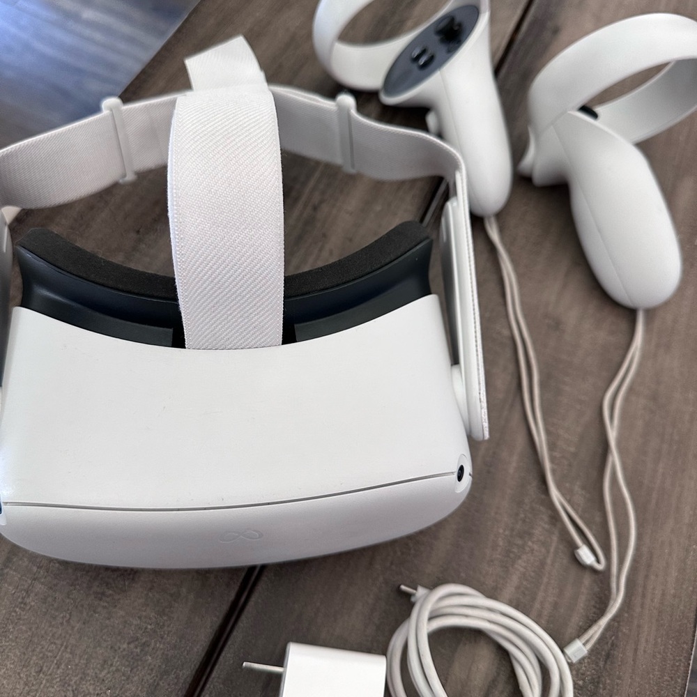 Oculus Meta 2 - VR Headset with Controllers - White